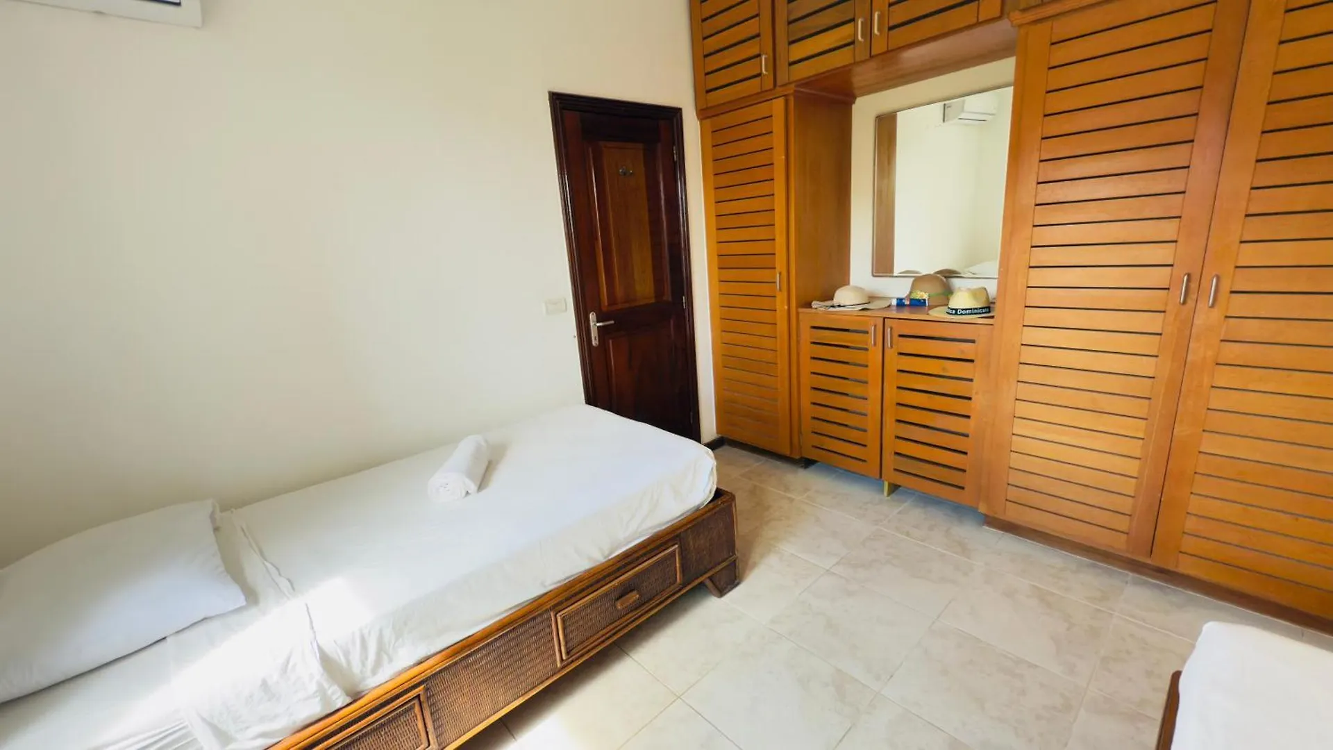 Las Ballenas Beachfront Apartments Лас Терренас